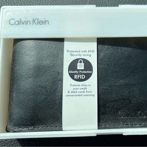 NWT Calvin Klein Men’s Black Wallet & Key Fob Set